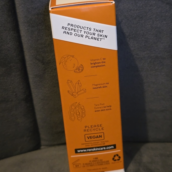 REN Glow Daily Vitamin C Gel Cream - Picture 2 of 4